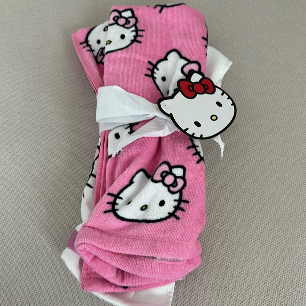 HELLO KITTY PACK OF 2 HAND TOWELS NEW WITH TAG